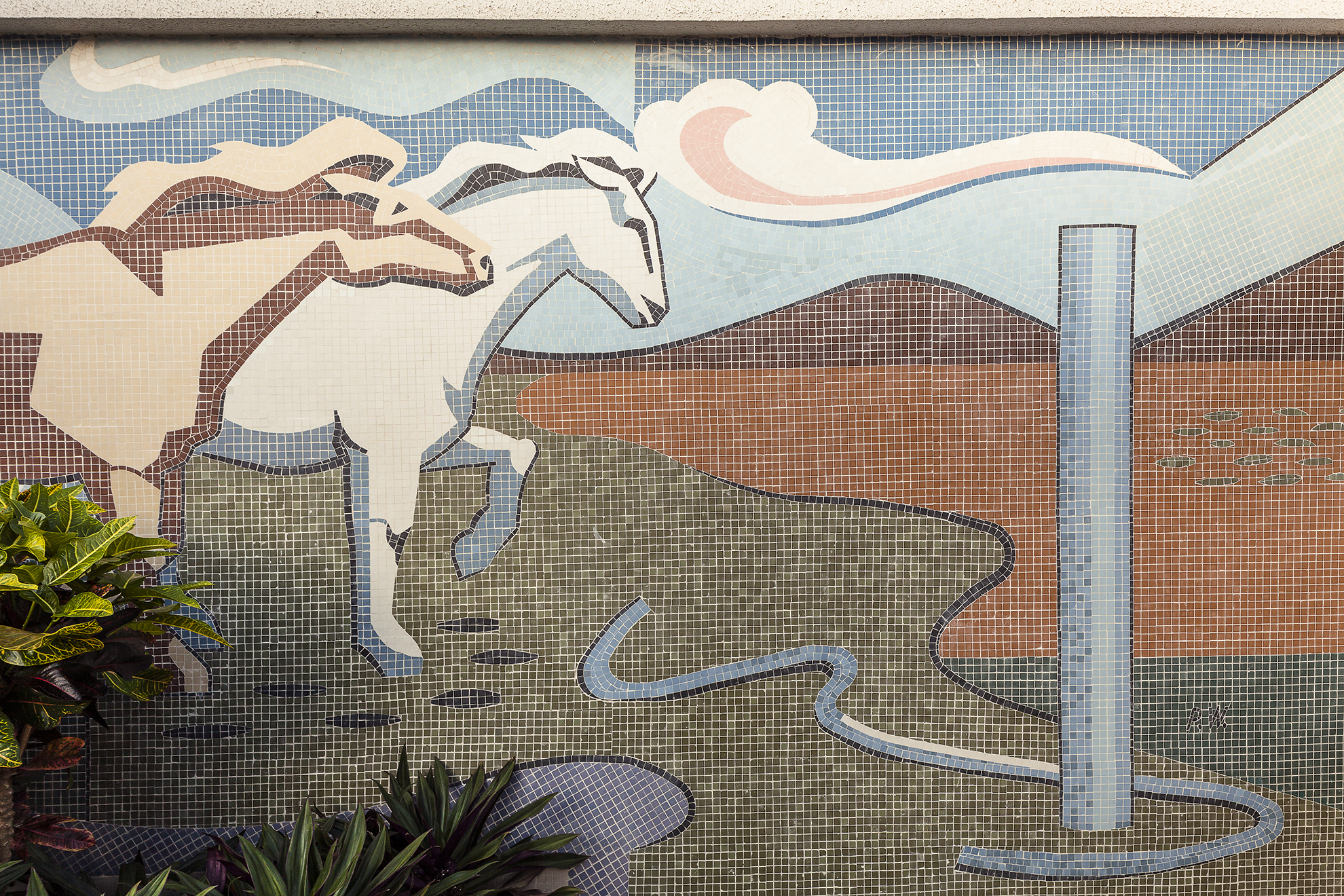 Painel de moisaicos coloridos representando cavalos cavalgando