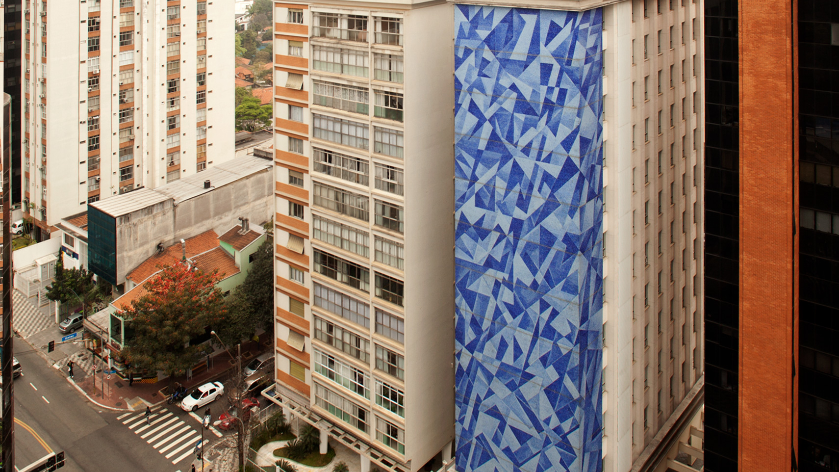 Prédio na Av. Angélica com painel de mosaicos azuis na fachada 